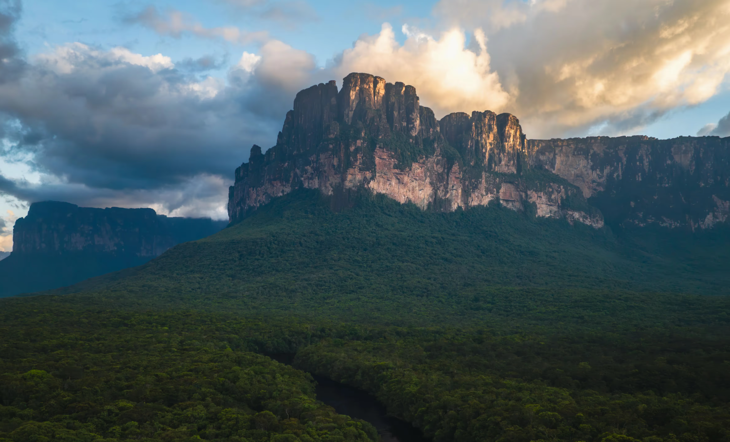 Auyán-tepui above the rainforest